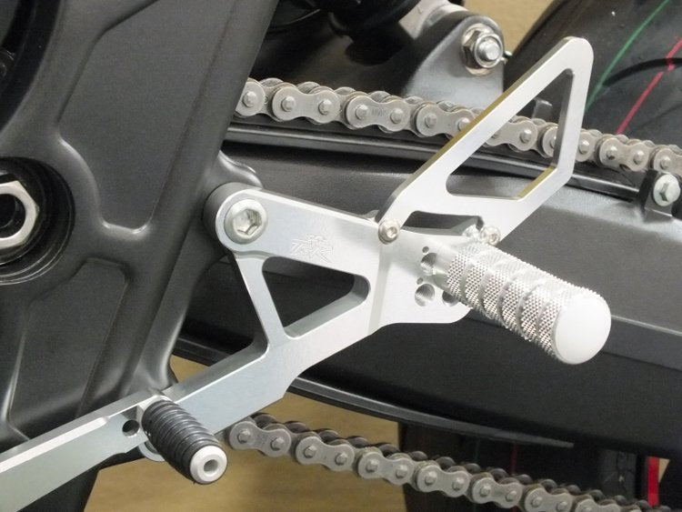STEP KIT CB/CBR650R(RH03/19-)(RH17/24-) 4P シルバー