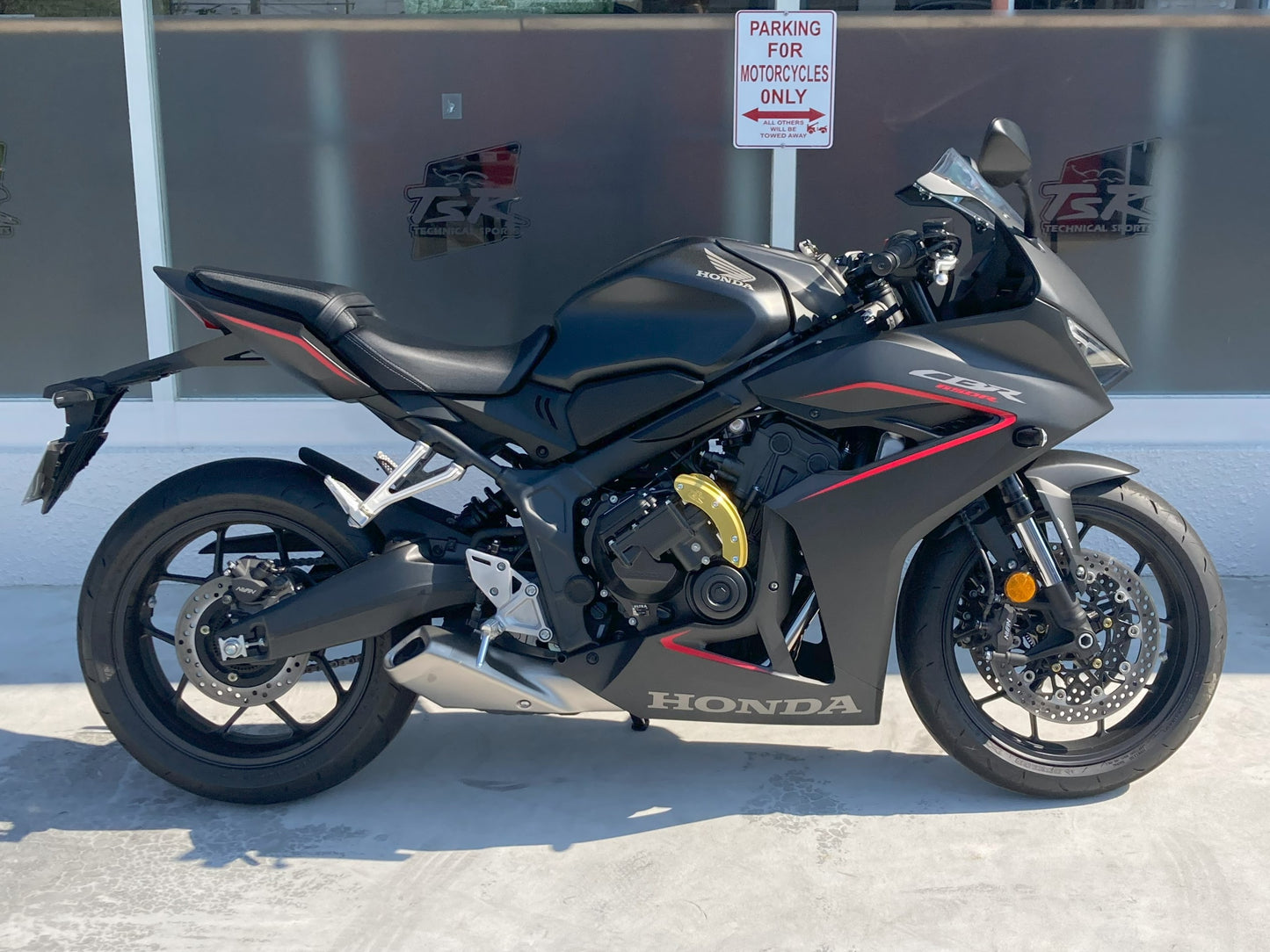 CB/CBR650R(RH17) Eクラッチカバー　ゴールド