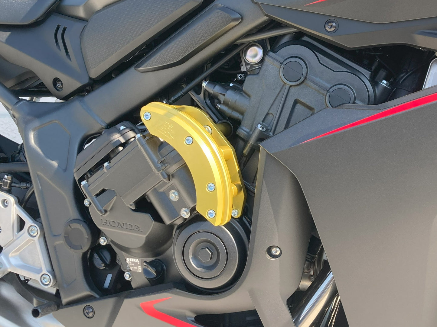 CB/CBR650R(RH17) Eクラッチカバー　ゴールド