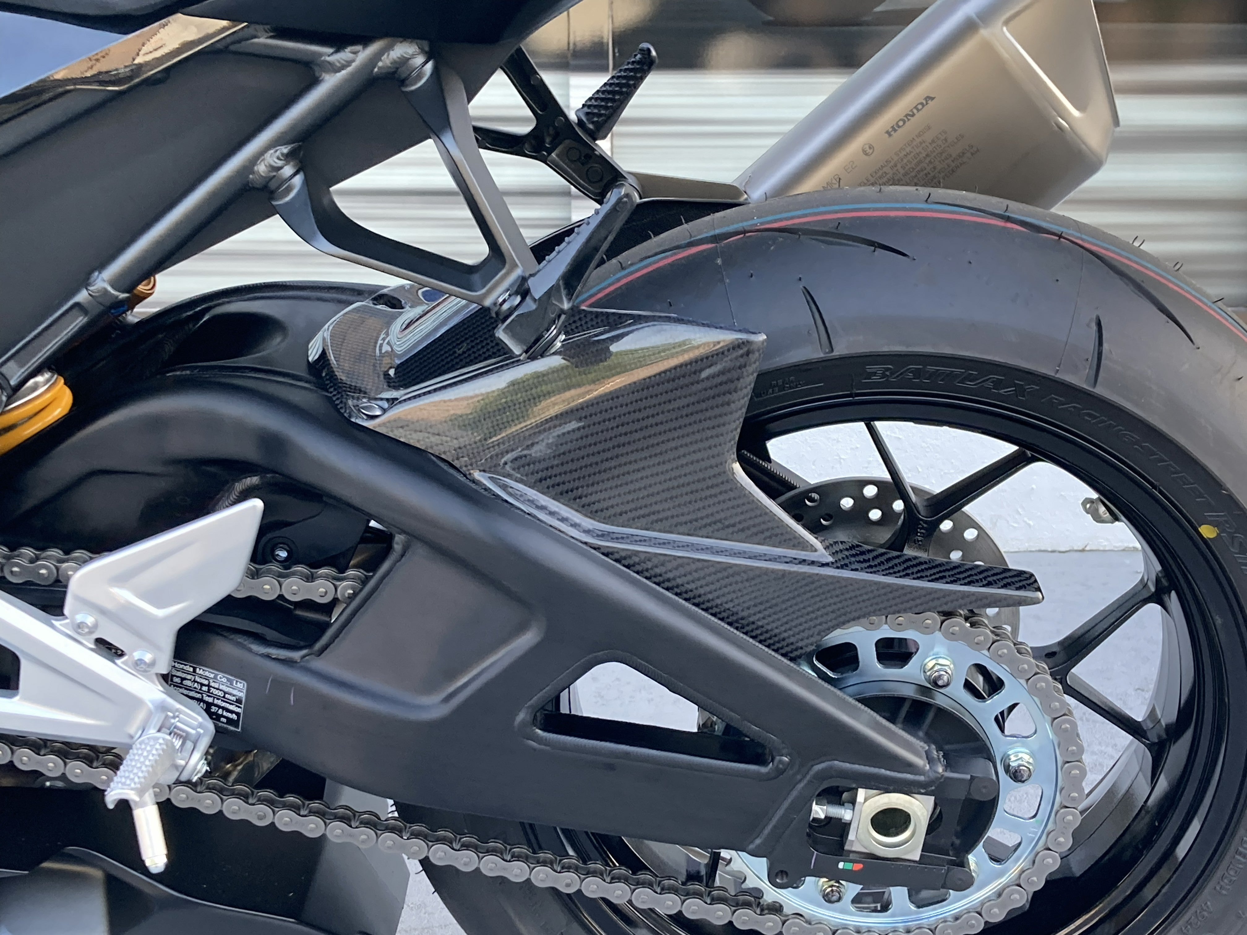ホンダ　CBR1000RR-R　 純正オプション　 カーボンハガー 2020-2023・2024- CBR1000RR-R(SC82)リアハガー/綾織カーボン – TSR