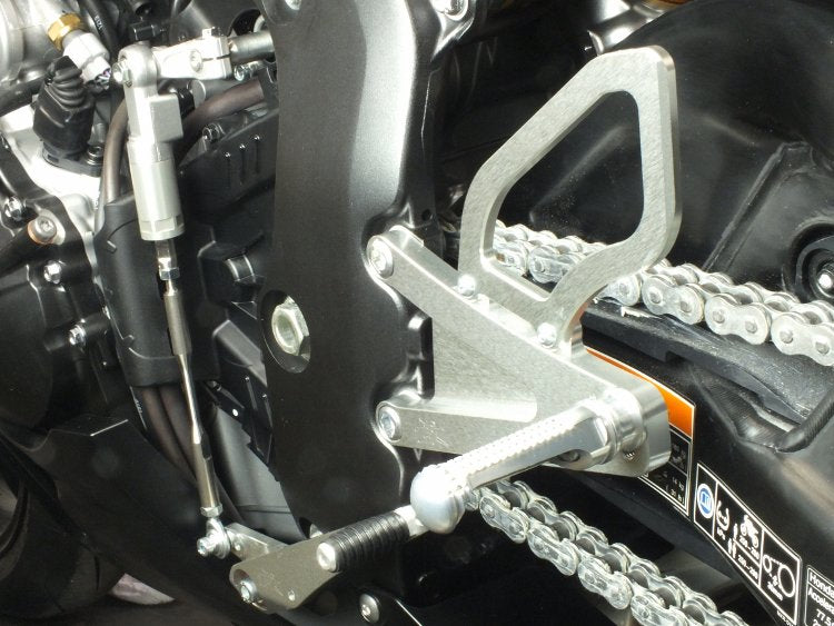 STEP KIT CBR1000RR-R(SC82/20-23・24-) 4P シルバー